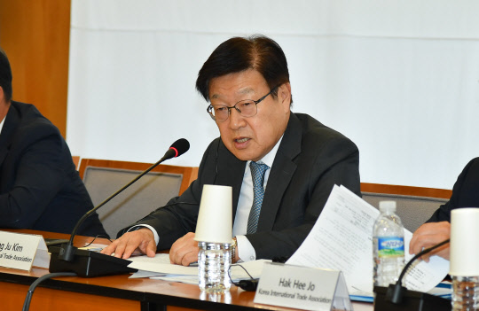 24일 삼성동 트레이드타워에서 한국무역협회와 투르크메니스탄 상공회의소와 공동으로 개최한 '제1차 한-투르크메니스탄 비즈니스 협의회'에서 김영주 무역협회 회장이 인사말을 하고 있다. 양측은 에너지와 교통, 물환경, 산업 등 유망 분야에 대한 협력을 강화하는 업무협약(MOU)을 맺었다. <한국무역협회 제공>